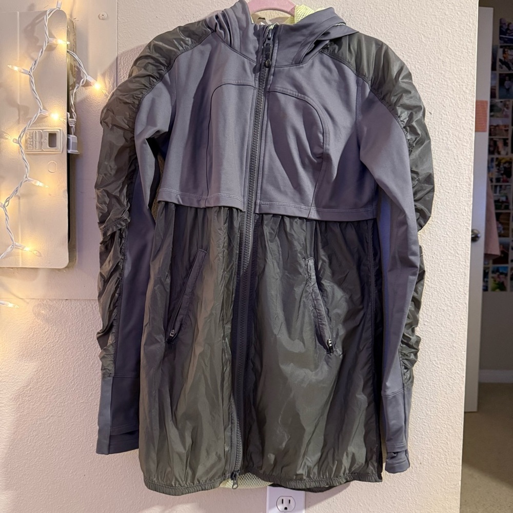Lululemon Super Tracker - Mixed Media Jacket Size 6 Gray Black